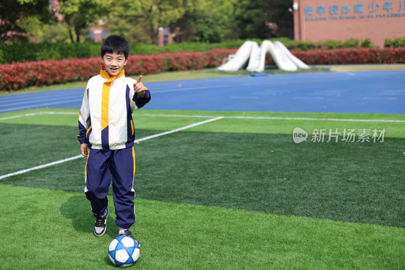 男孩在足球场上踢球的肖像