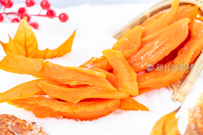 雪地上摆放的红薯干美食