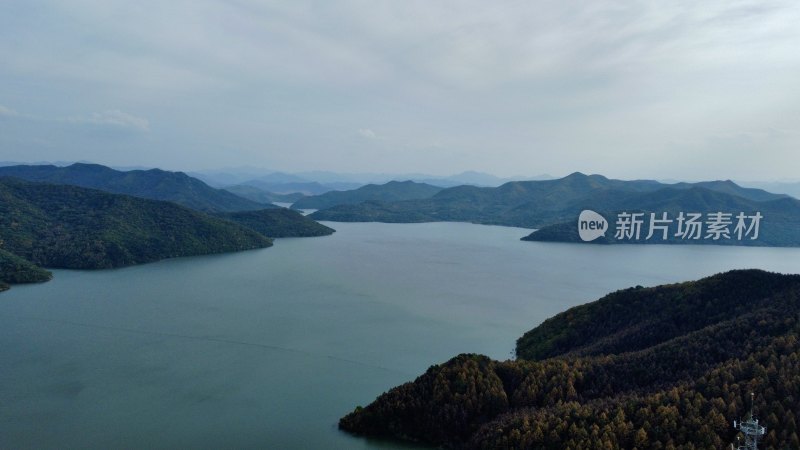 山水相依的自然风光航拍全景