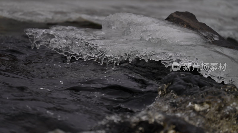 冬季雪地冰冻的河流