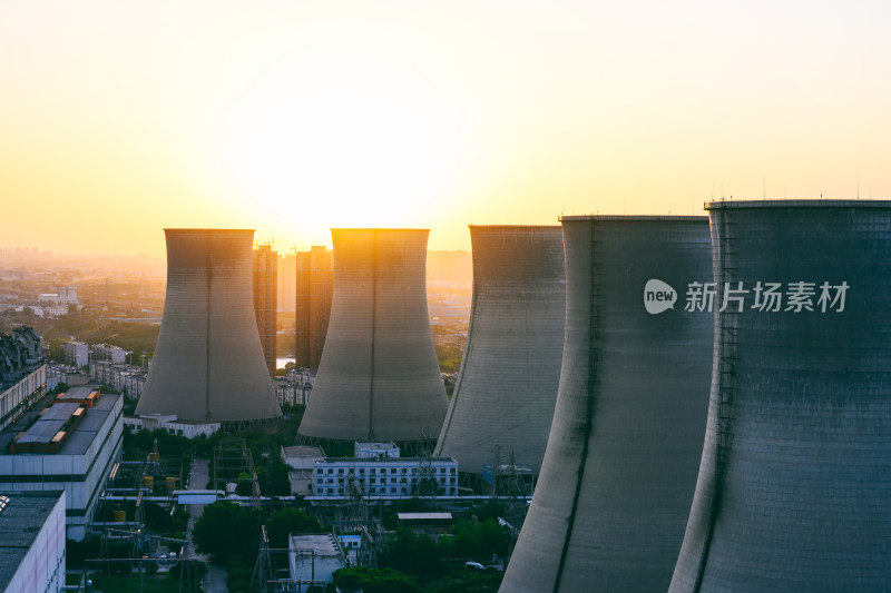 日落时段的城市火力发电厂建筑风光