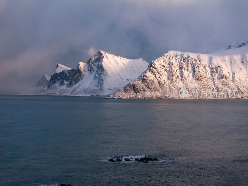 挪威罗弗敦群岛北极圈雷纳冬季雪景高空航拍