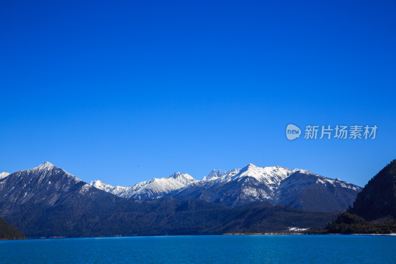 中国西藏林芝市巴松措景区雪山森林湖泊风光