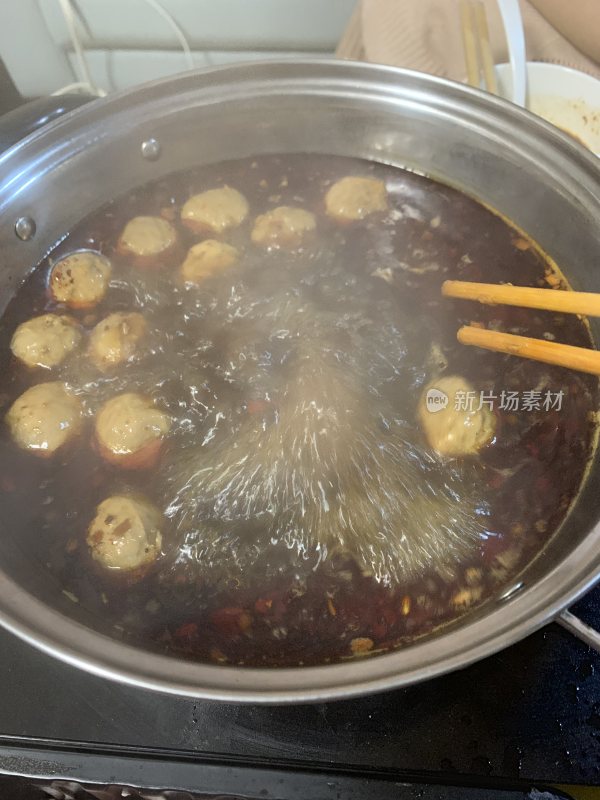 锅中煮制的肉丸火锅