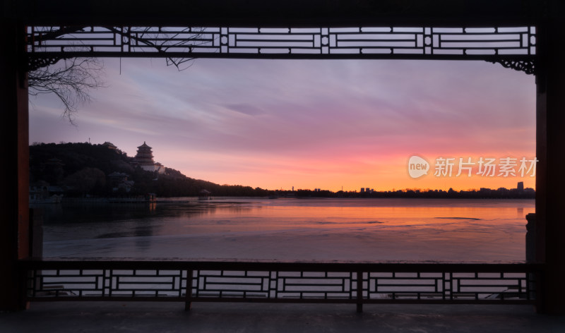 透过古亭赏湖景及远处古建筑日落美景