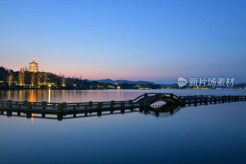 杭州西湖雷锋夕照长桥公园夜景