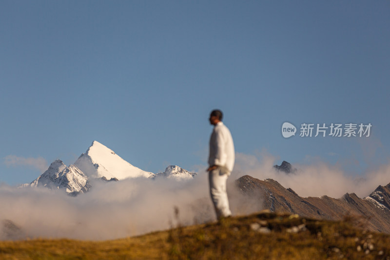 蓝天白云山峰云雾太极拳