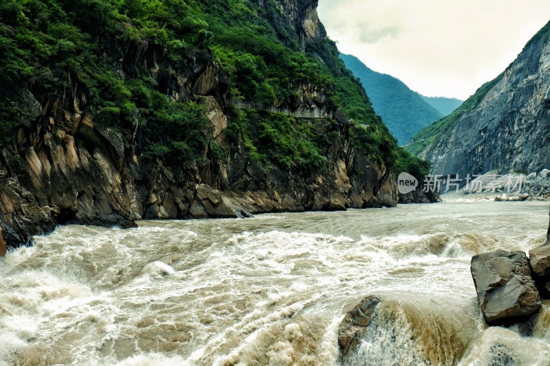 山间峡谷黄河奔腾景观