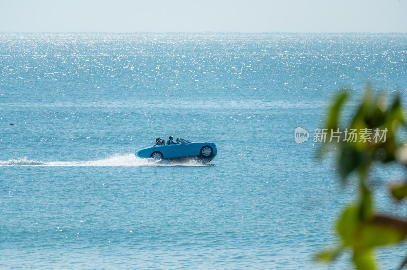 海南三亚阳光下绿松石海浪浪花冲浪