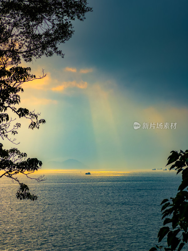 日落时海景映衬着戏剧性的天空