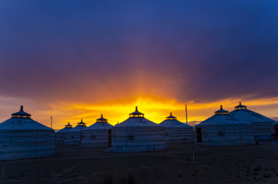 内蒙古巴彦淖尔温根塔拉旅游景区蒙古包夕阳