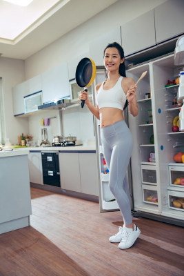 青年女人在厨房