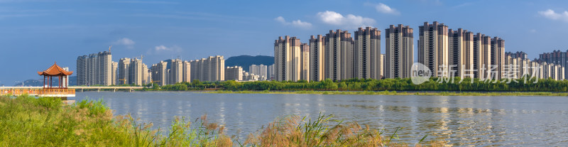 城市天际线楼房居住生态环境河流天空全景图