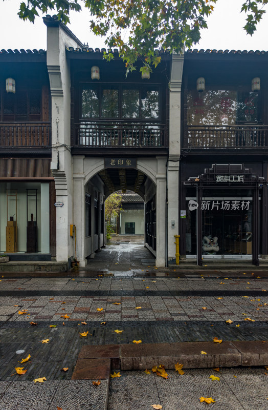 雨后江南水乡古镇杭州河坊街街道