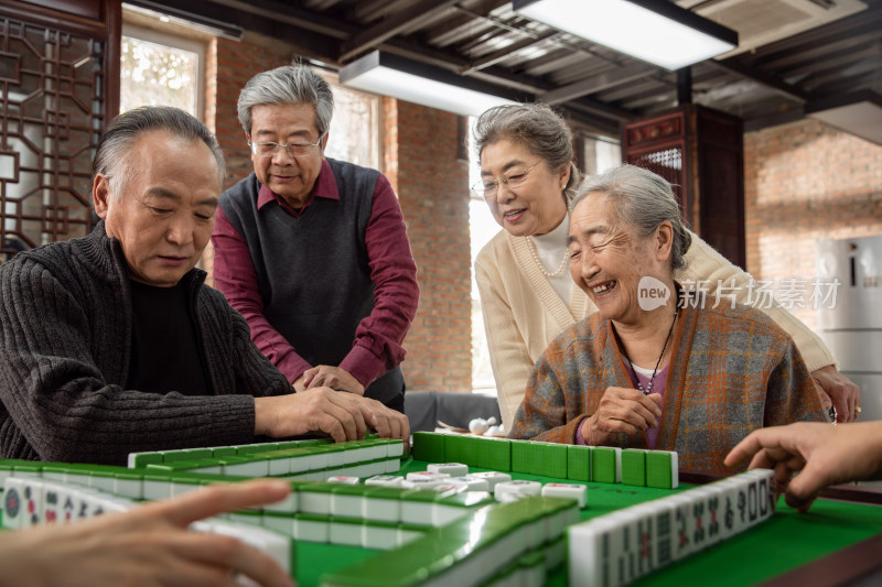 幸福的老年人打麻将