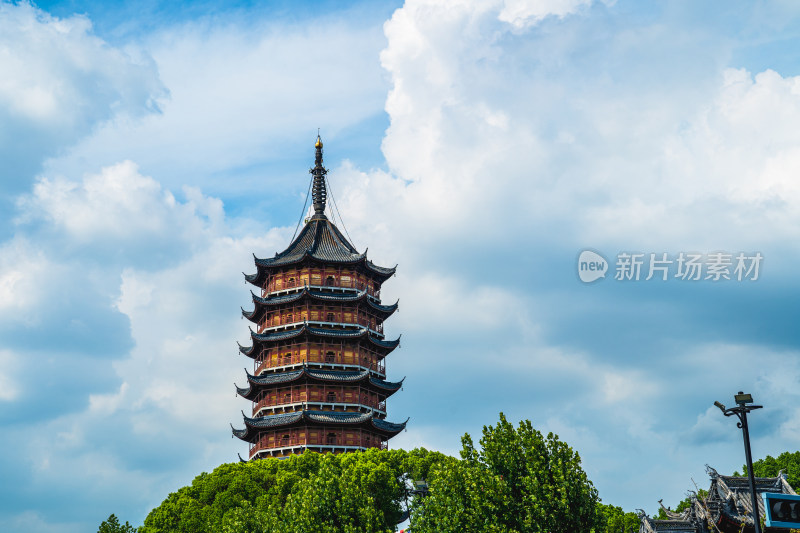 夏季厚厚云朵下的苏州北寺塔，报恩寺塔