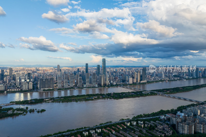 长沙城市上空现彩虹的全景俯瞰图