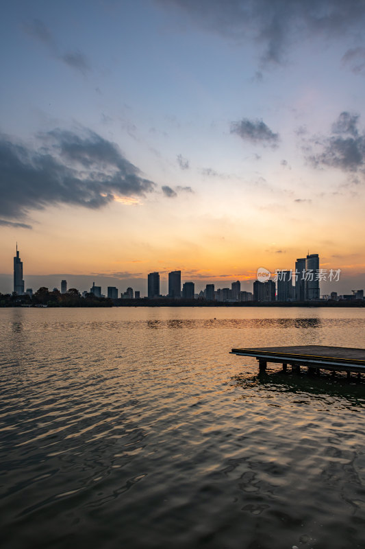 黄昏夕阳南京玄武湖城市建筑景观