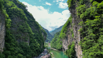 航拍夏日避暑圣地山谷河流