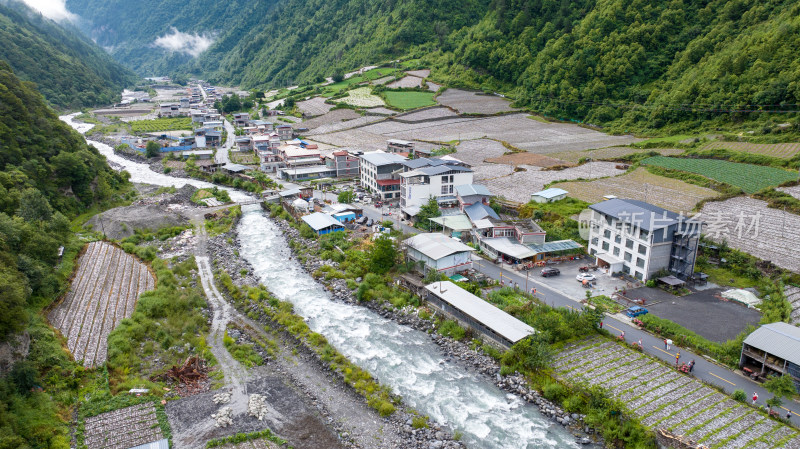 川西阿坝理小路自驾途中的理县朴头镇罗沟村