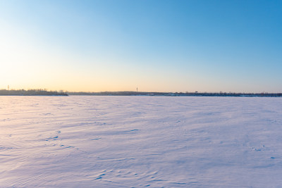 积雪覆盖的城市河岸线景观