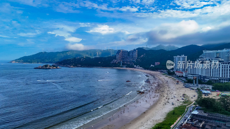 航拍海边沙滩游玩人群南澳岛青澳湾