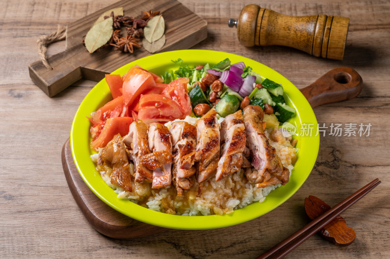 鸭腿盖饭搭配蔬菜的美味餐食