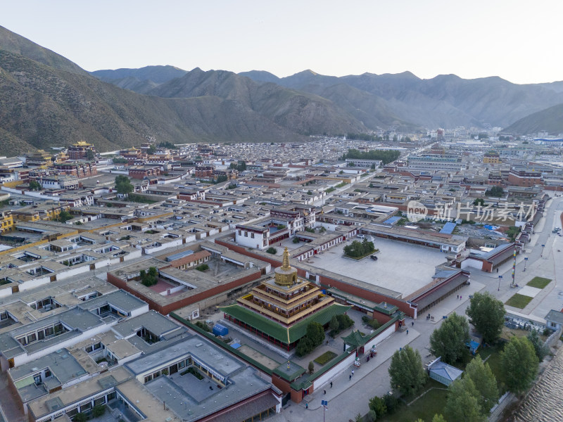 甘肃甘南州拉不楞寺镇景区贡唐宝塔航拍