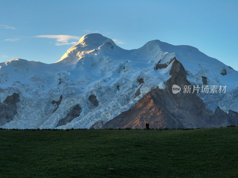 巍峨雪山