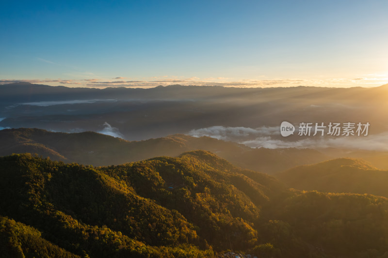 日出阳光打在山川大地上