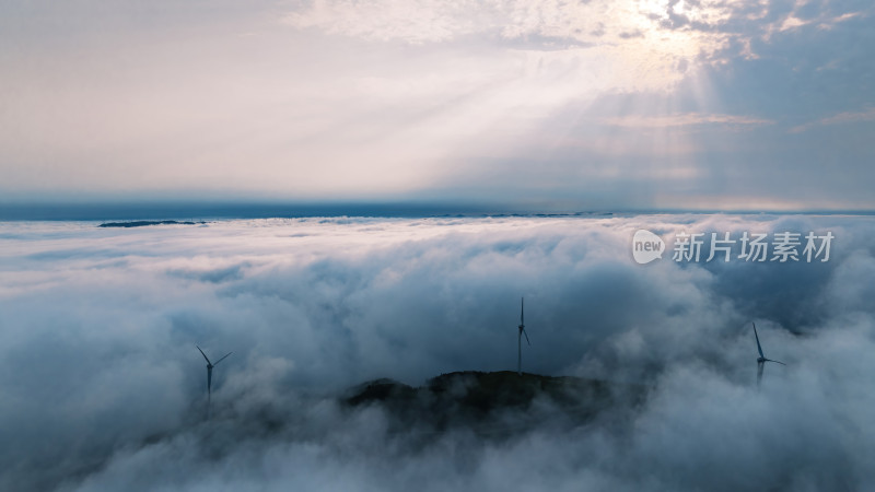 穿云拍摄桂林高山上的云雾和风力发电风车