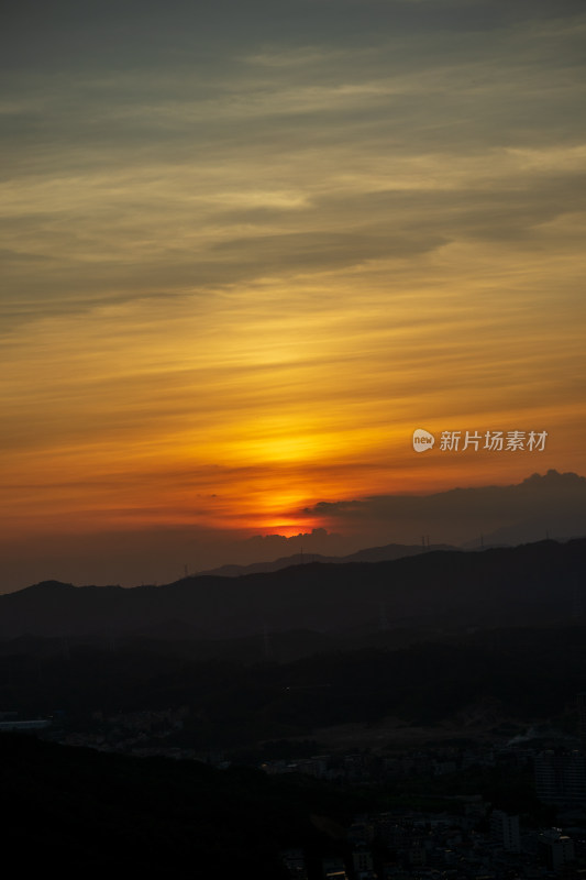 黄昏时分太阳完全落下群山后的天空场景