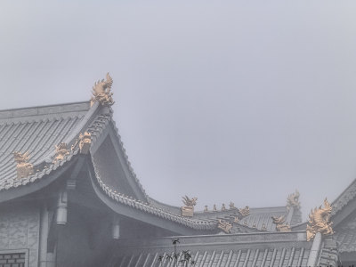 峨眉山金顶寺庙古建筑屋檐装饰