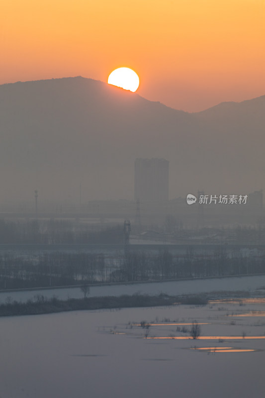 山东济宁邹城孟子湖日出雪景