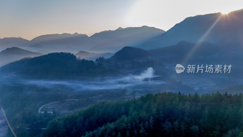 重庆酉阳：雾锁青山村庄靓