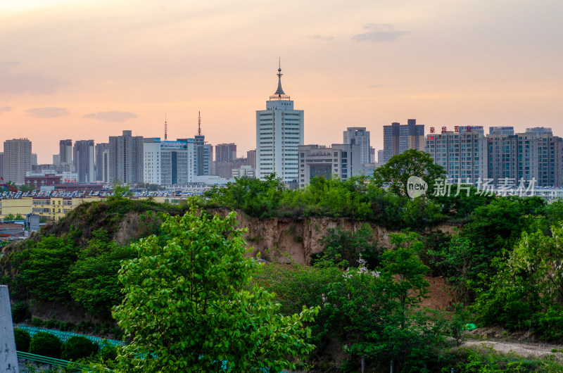 陕西渭南，夕阳下的城市风光