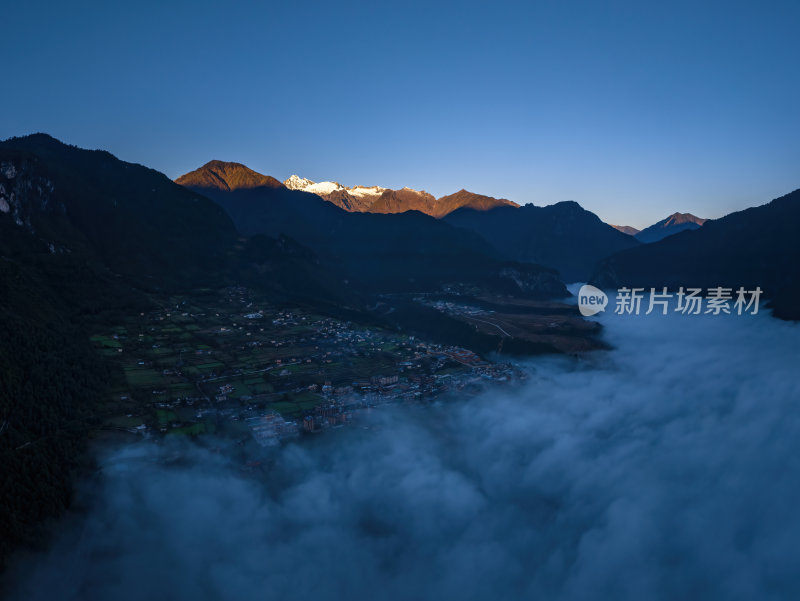 云南怒江傈僳族丙中洛人神共居秋色高空航拍