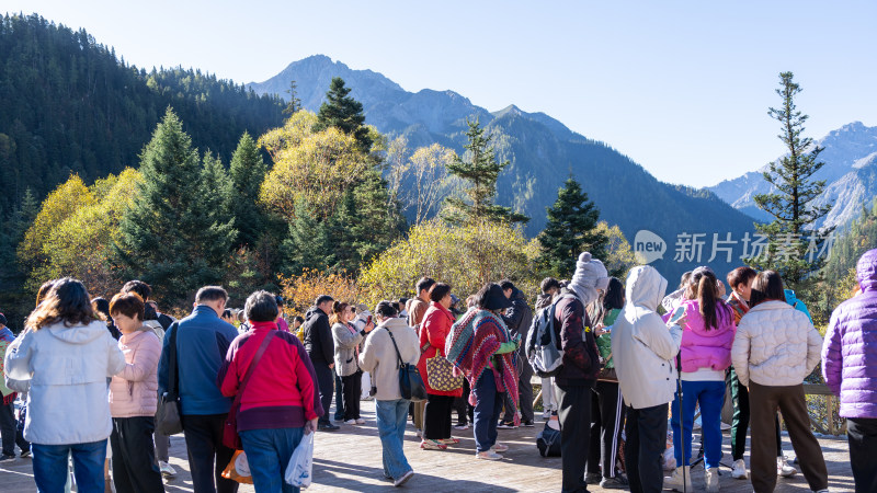 四川九寨沟景区游玩拍照的游客