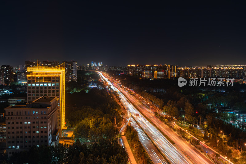 北京城市夜景下的流光溢彩道路景象