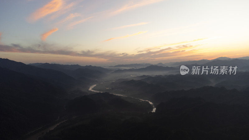 日出时分的山脉云海航拍全景