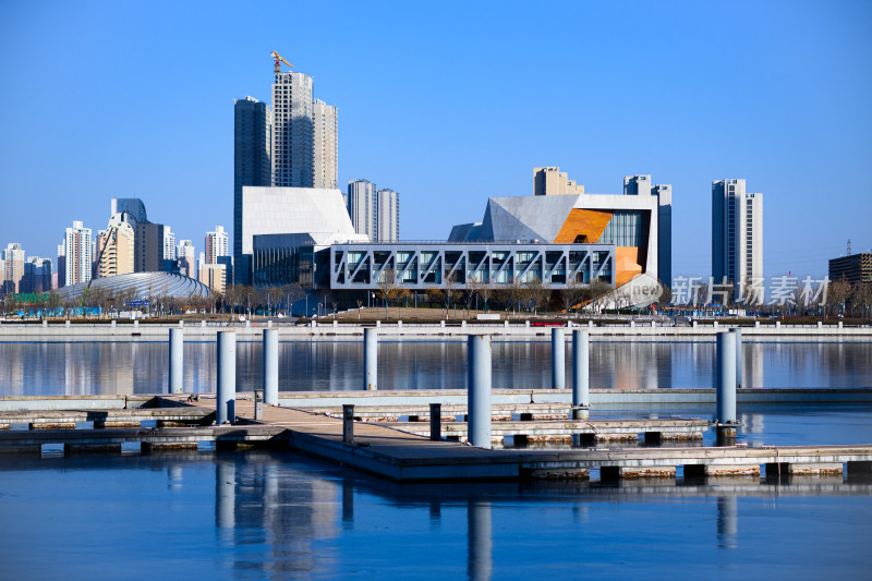 水边的现代化城市建筑群全景