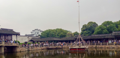 水乡古建旁人群聚集场景