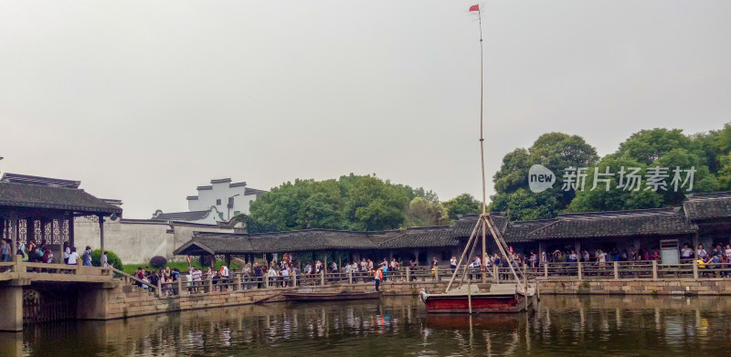 水乡古建旁人群聚集场景