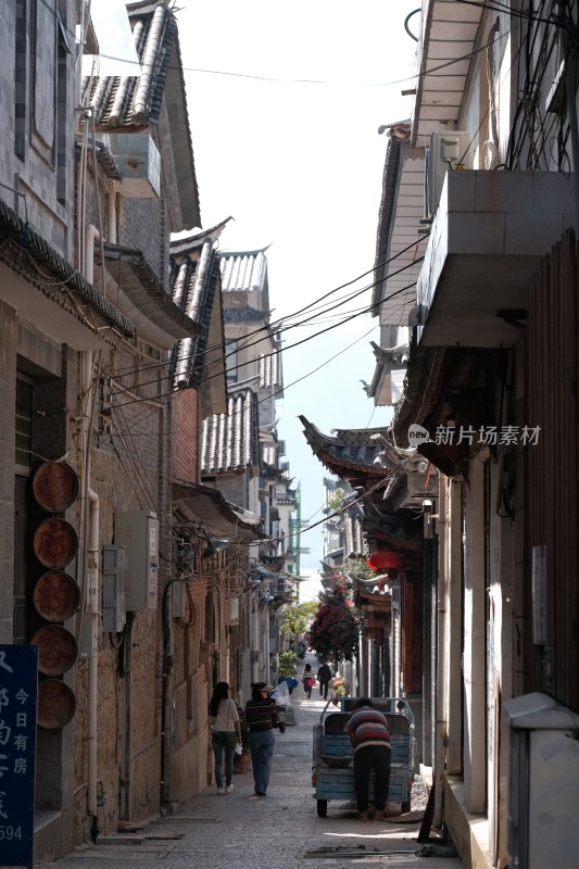 古街巷行人与传统建筑景象