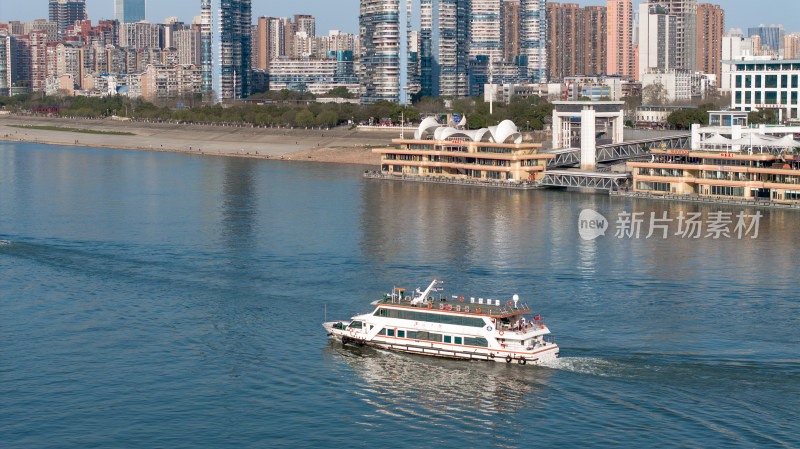 城市江面上的货船与沿岸高楼景观