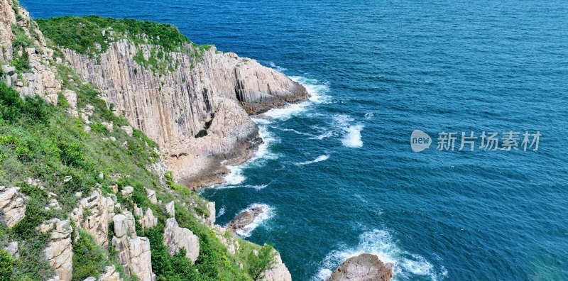 海岸边岩石与蔚蓝大海景观