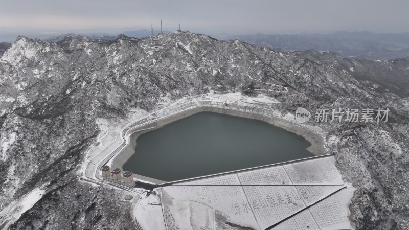 航拍俯瞰山东昆嵛山天心池冬季雪景