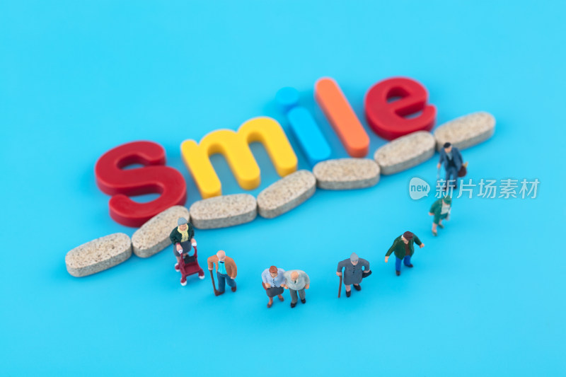 微缩创意Smile和人偶组成的笑脸