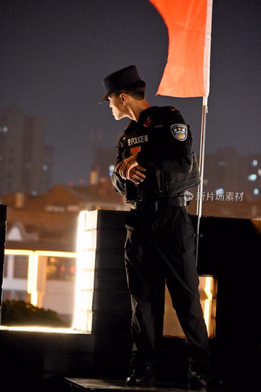 夜晚执勤的人民警察