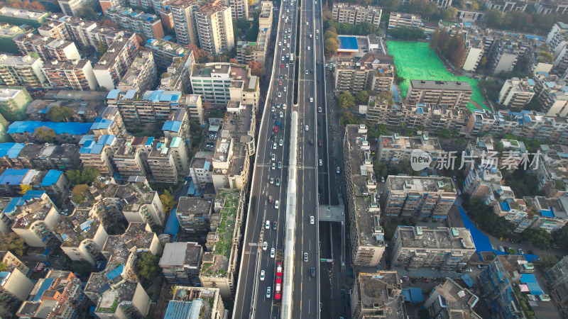 成都城市交通车辆行驶拥堵航拍图